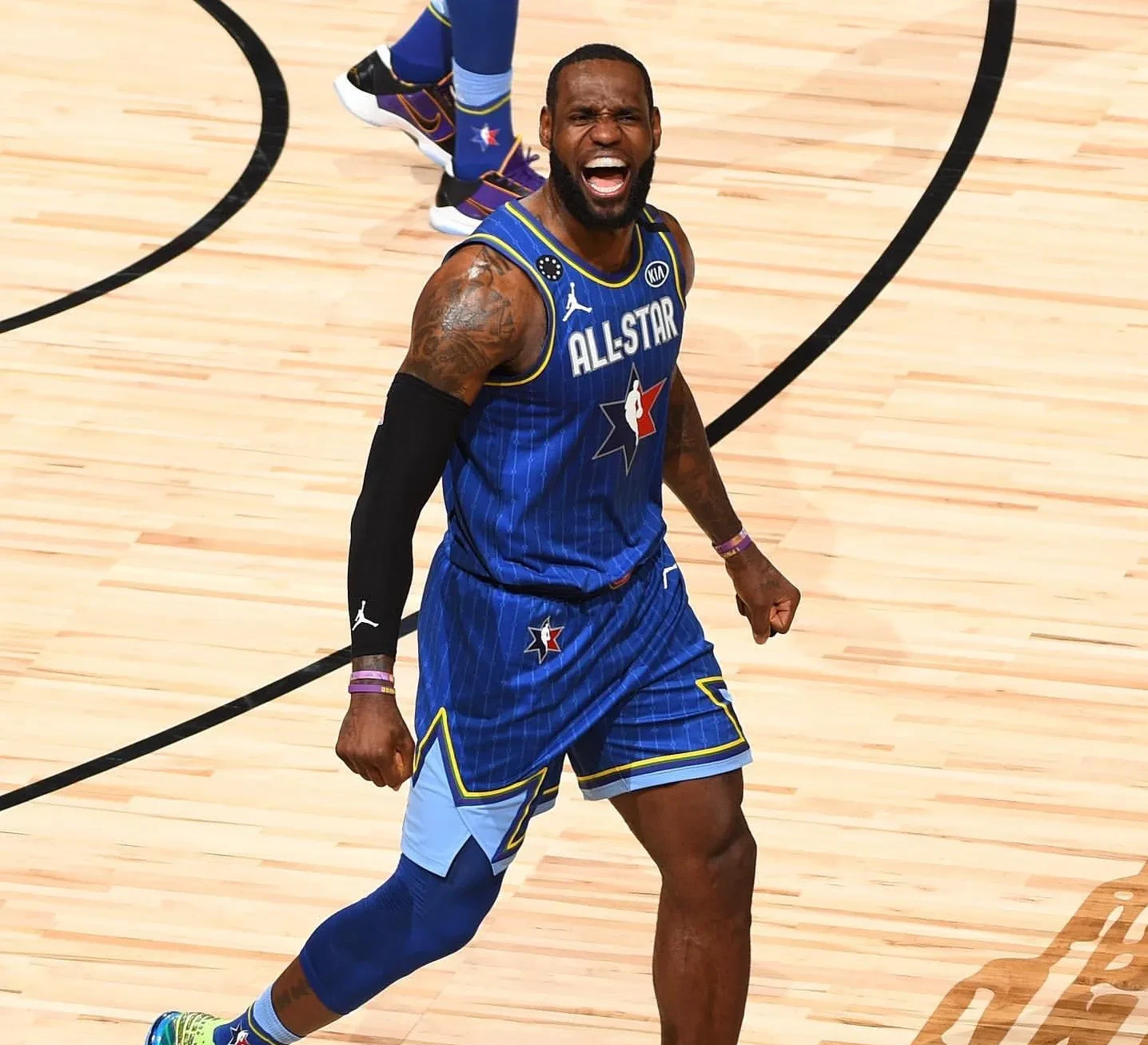 包含詹姆斯在西班牙队比赛中晋级下一阶段，出色防守引发热议！气势如虹延续的词条