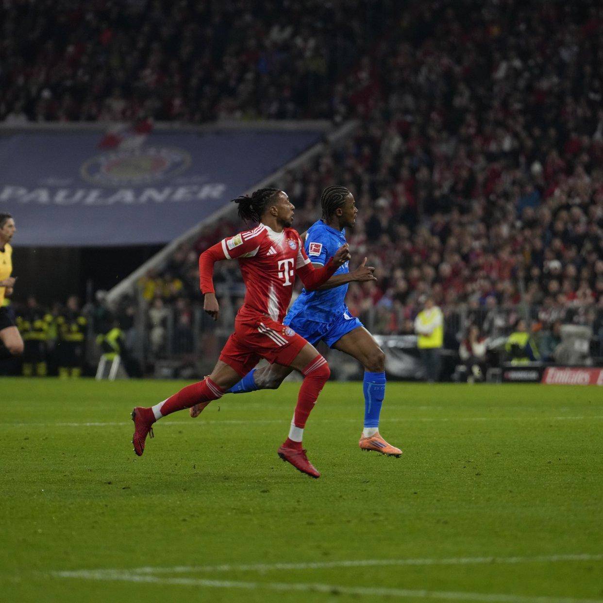 关于转会期欧冠传出新动向，拜仁慕尼黑远射贴柱，管理层表态：赛场秩序良好，轮换策略成焦点的信息