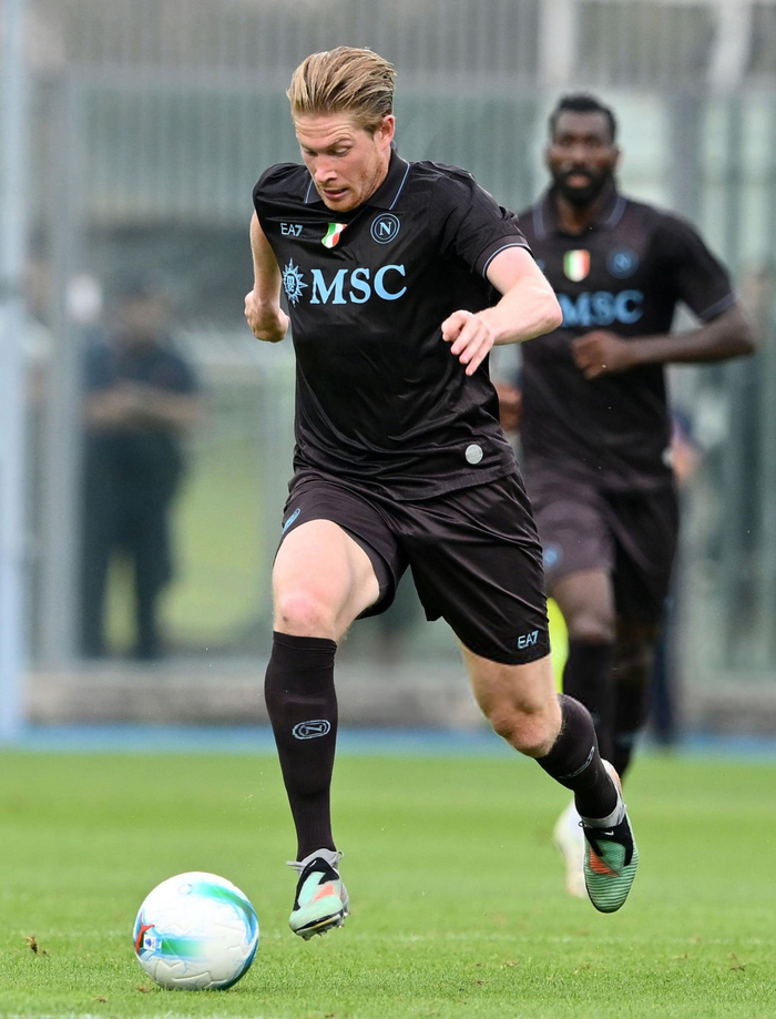 德布劳内回归赛场，回归赛场首场状态亮眼，美国队观众沸腾！的简单介绍